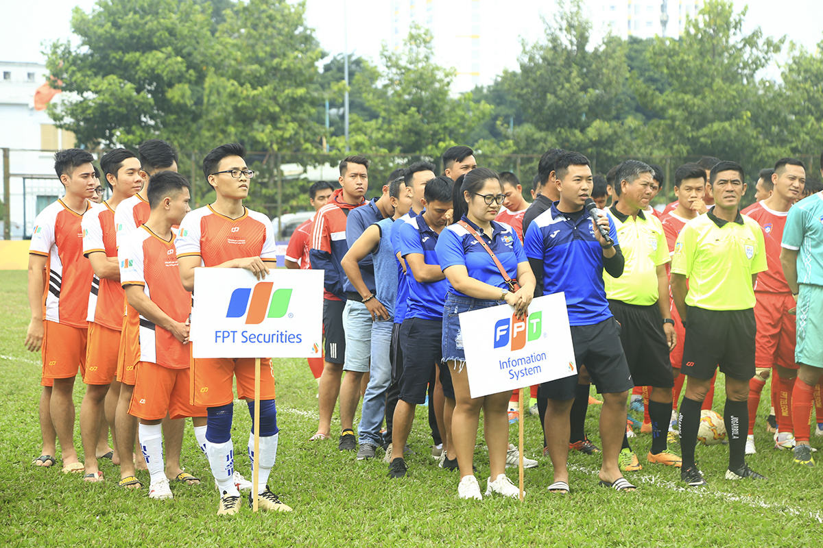 <p> Đại diện từng đội bóng đọc lời tuyên thệ và slogan của đội mình để thể hiện quyết tâm khi tham dự giải đấu lần này.</p>