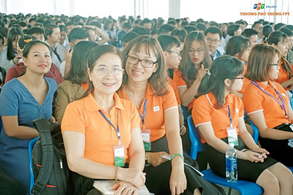 <p style="text-align:justify;"> Tương tự, FPT School Đà Nẵng cũng diễn ra chương trình tri ân thầy cô trong buổi sinh hoạt đầu tuần tại Campus Ngũ Hành Sơn.</p>