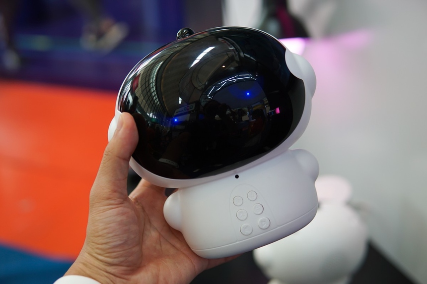 <p class="Normal"> <strong>Baby Rogo</strong></p> <p class="Normal"> Loa thông minh của FPT có hình dáng như một chú robot nhưng kích thước không quá lớn, trọng lượng nhẹ và cấu tạo đơn giản. Sản phẩm hướng tới người dùng là trẻ em. </p>