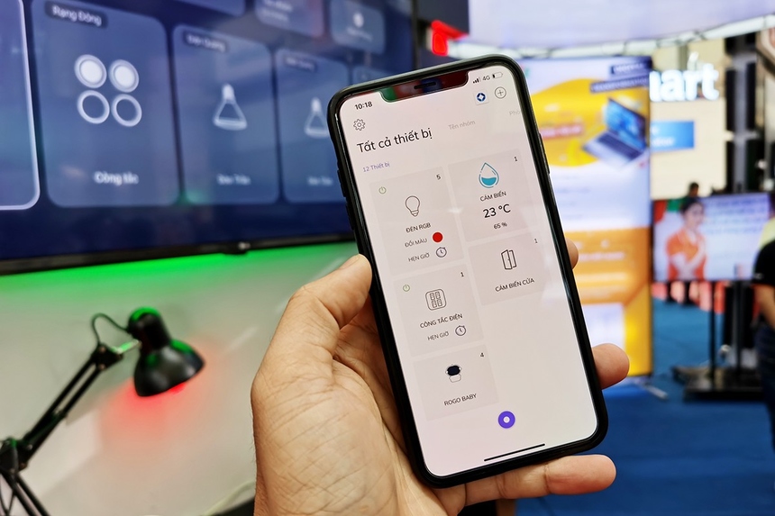 <p class="Normal"> Giao diện của ứng dụng Play Rogo, cũng chính là trình điều khiển các thiết bị thông minh trên Play Box+. Ứng dụng này có thể hiển thị các thông số về nhiệt độ, độ ẩm, đồng thời điều khiển các thiết bị thông minh được kết nối vào hệ thống. </p>
