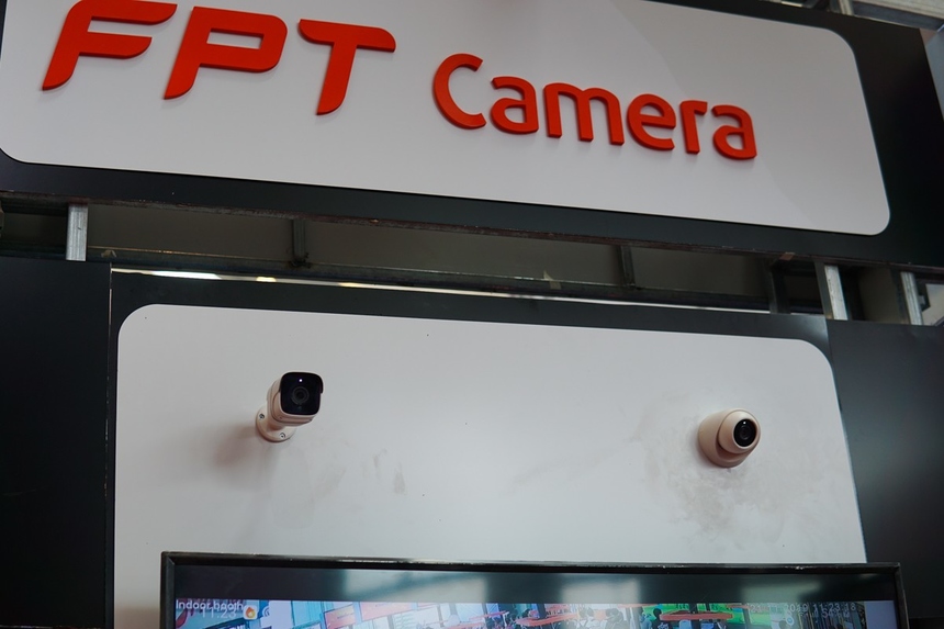 <p class="Normal"> <strong>Camera giám sát</strong></p> <p class="Normal"> Trong sự kiện lần này, đơn vị chuyên sản xuất camera giám sát của FPT cũng giới thiệu bộ đôi sản phẩm có mức giá chưa đến 2 triệu đồng, được thiết kế cho nhu cầu quan sát cả trong nhà và ngoài trời. </p>