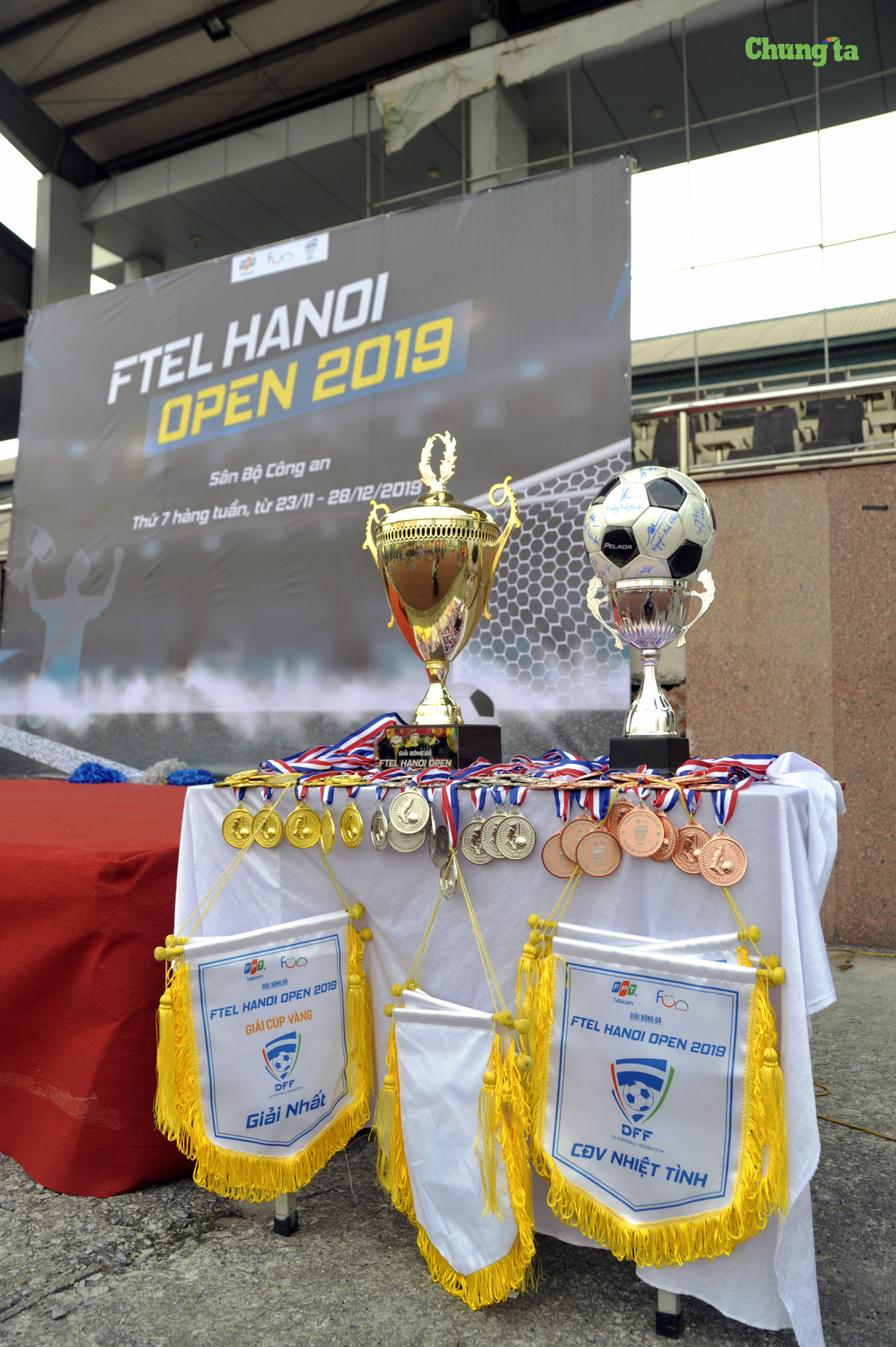 <p style="text-align:justify;"> BTC đã chuẩn bị sẵn Cup, huy chương và cờ lưu niệm trưng bày trong ngày khai mạc. Trong đó, điểm nhấn là trái bóng có chữ ký của TGĐ FPT Telecom kiêm Chủ tịch Liên đoàn bóng đá FPT Telecom (DFF) Hoàng Việt Anh cùng nhiều lãnh đạo của nhà 'Cáo'.</p> <p style="text-align:justify;"> Về thể thức thi đấu, giải bóng đá FTEL Hanoi Open 2019 áp dụng hình thức đấu sân 7 người, không áp dụng luật việt vị. Tại vòng bảng, mỗi bảng có 4 đội đá vòng tròn. BTC giải chọn ra 2 đội Nhất, Nhì mỗi bảng vào đá tứ kết. 4 đội thắng ở vòng tứ kết tiếp tục tranh tài ở bán kết Cup Vàng; 4 đội thua đá Cup Bạc.</p>