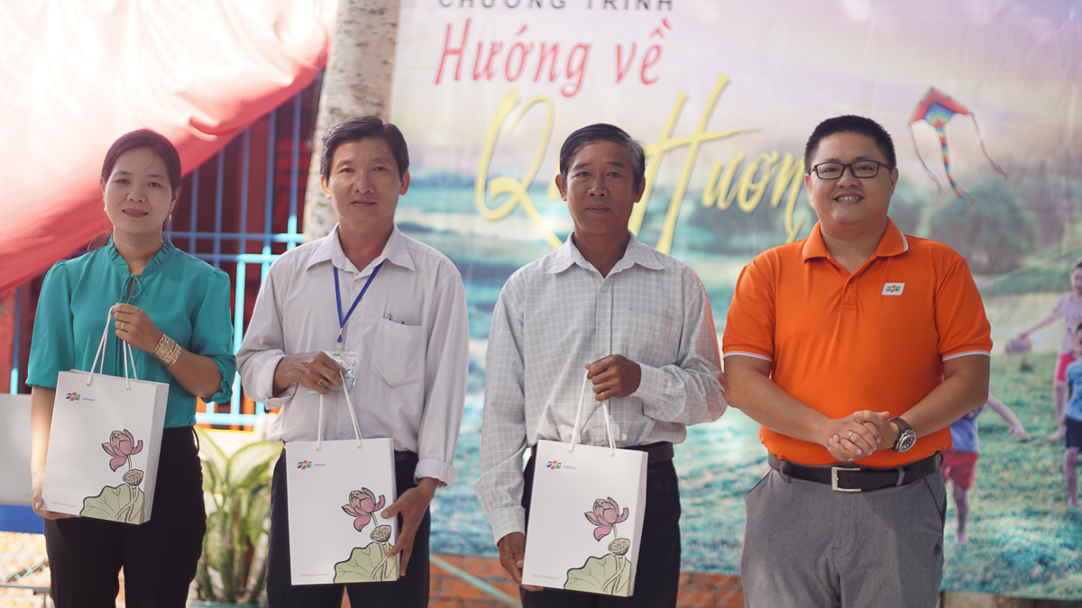 <p> Trưởng Ban Văn hóa - Đoàn thể FPT Software Trần Minh Trí tặng quà Ban giám hiệu trường.</p>