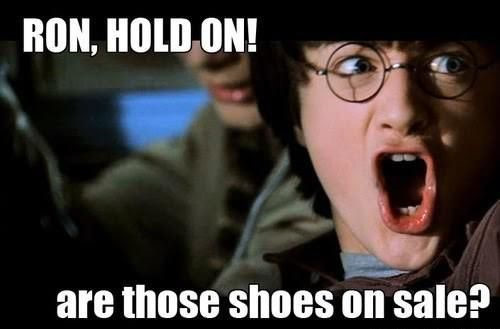 <p class="Normal"> "Ron, đôi giày đấy đang sale à??"</p>