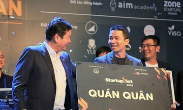 Chủ tịch FPT trao giải cho quán quân Start-up Việt 2019