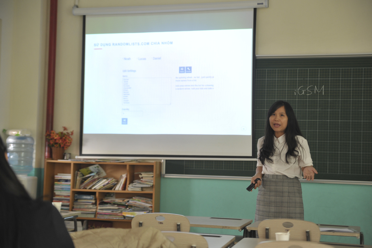 <p> Chị Kiều Thị Thu Chung (ĐH FPT HCM) trình bày bài tham luận về ứng dụng công nghệ trong giảng dạy môn chính trị. </p>