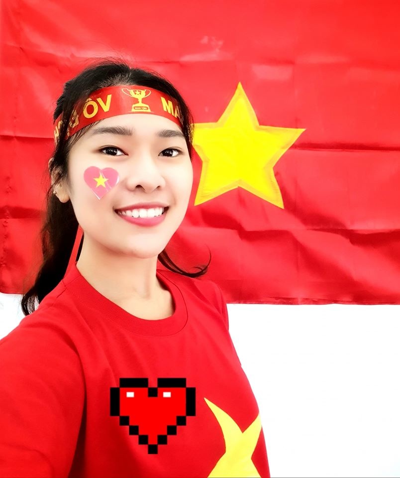 <p class="Normal" style="text-align:justify;"> Chị Nguyễn Thị Thùy Linh (Linh Cáo - FPT Telecom Huế), cũng tạo phong cách ấn tượng với hình lá cờ đỏ sao vàng để đồng hành cùng thầy trò HLV Park Hang-seo.. </p>