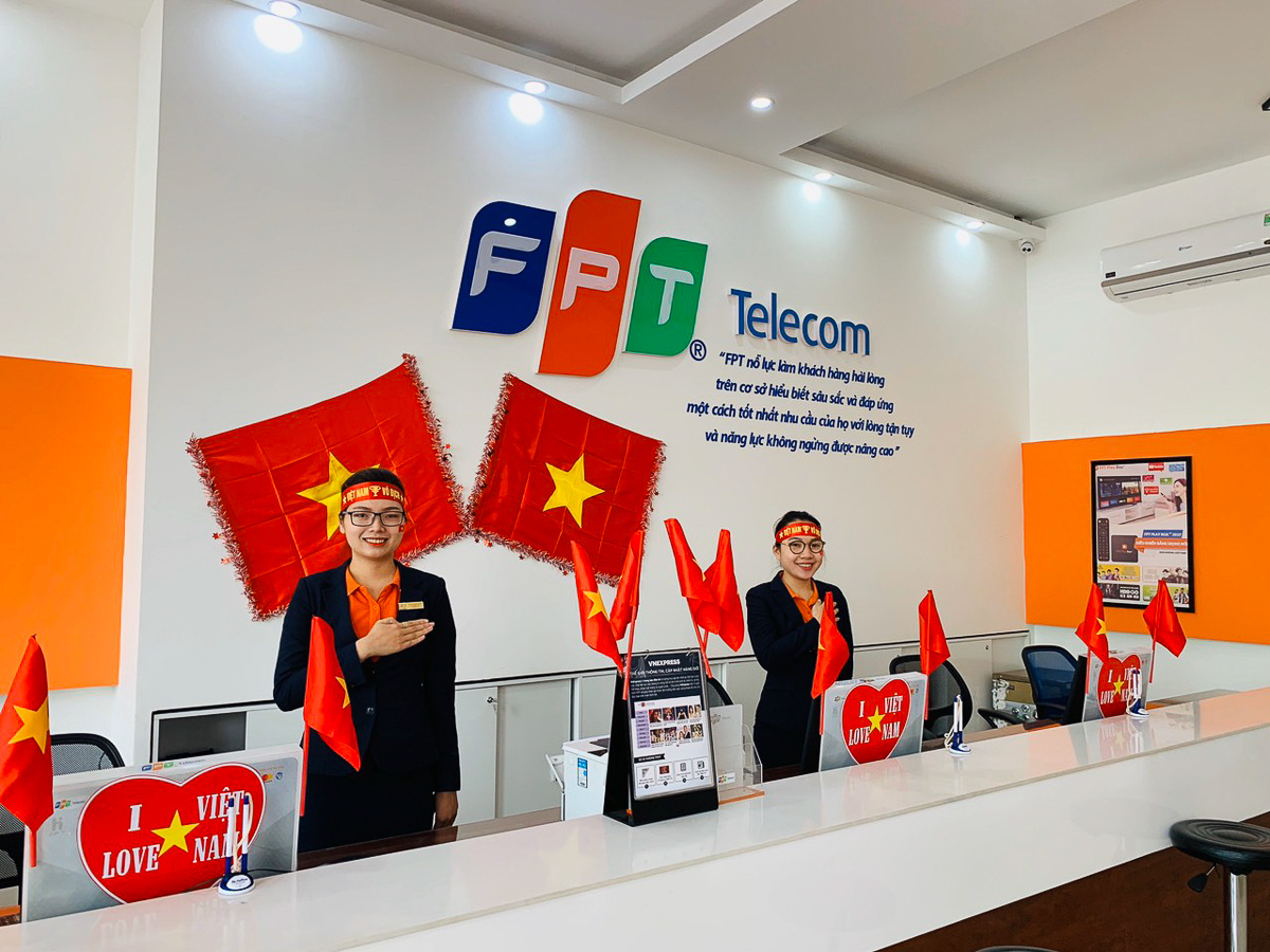<p> Những lá quốc kỳ cũng phấp phới bay tại FPT Telecom chi nhánh Đà Nẵng hôm nay. Tất cả đều không giấu được sự tự hào bóng đá Việt Nam đang dần thống trị khu vực Đông Nam Á.  </p>