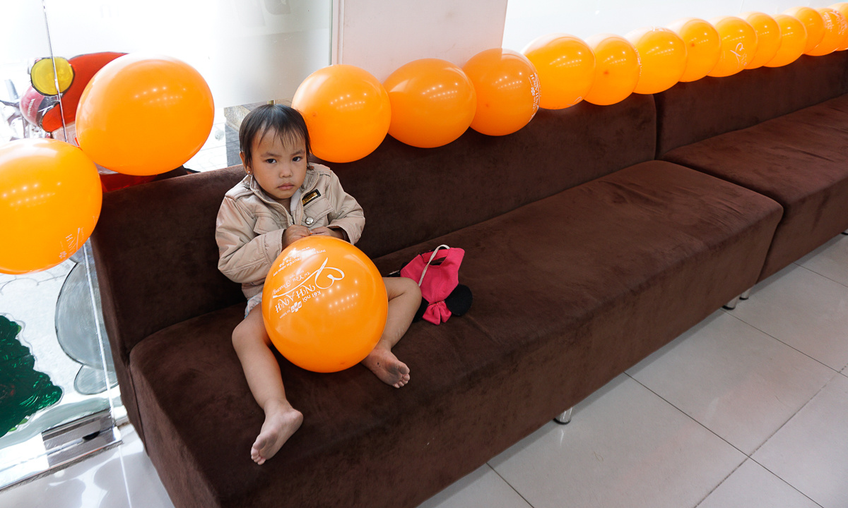 <p> Một em bé thích thú với những quả bóng cam phủ kín thành ghế. Hình ảnh tại văn phòng giao dịch phường Bình Tân, TP HCM.</p>