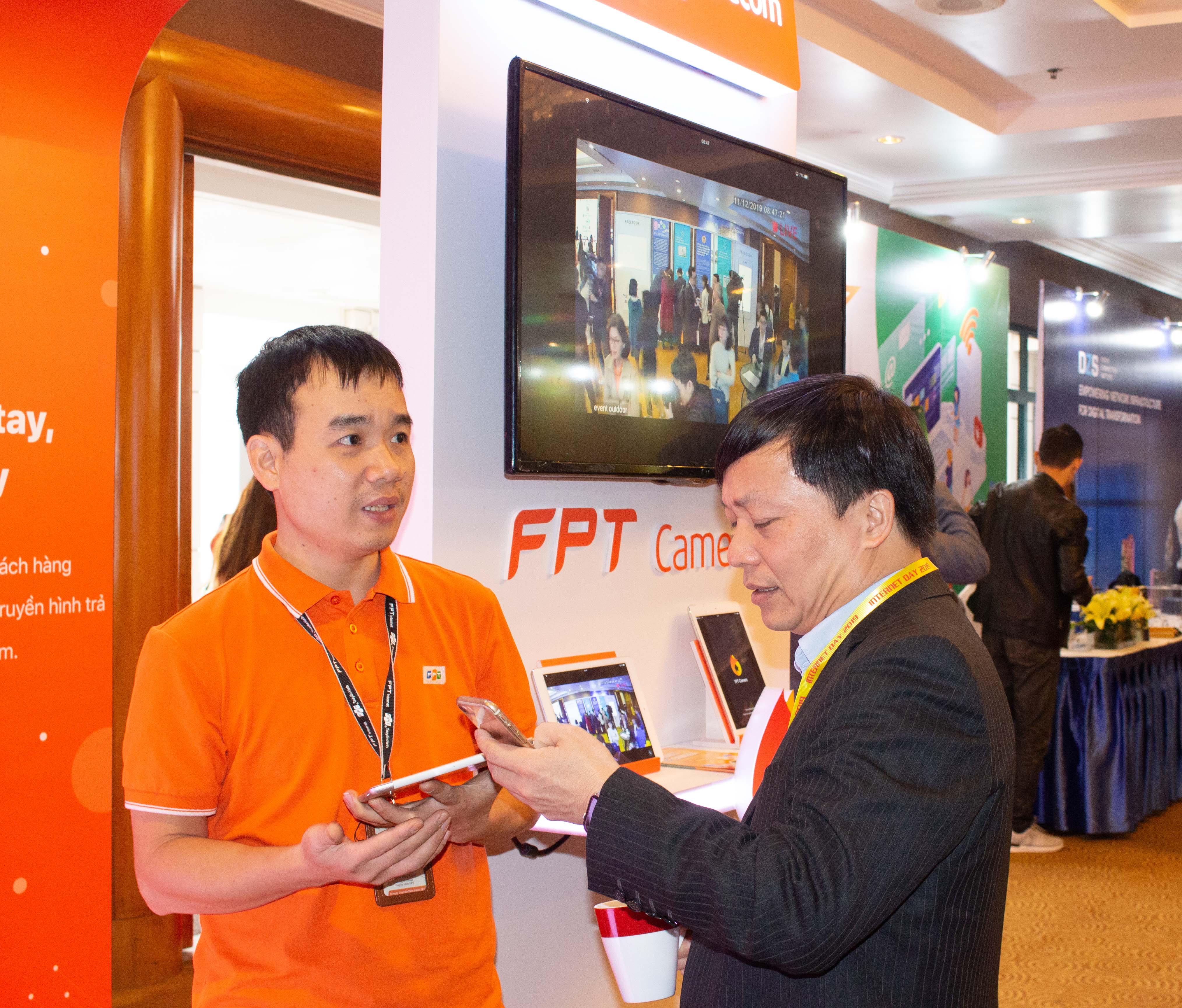  Sáng nay (ngày 11/12), sự kiện Internet Day 2019 chính thức diễn ra tại khách sạn Sheraton Hà Nội (Xuân Diệu, Tây Hồ) với chủ đề "Đổi mới sáng tạo để Chuyển đổi số". FPT Telecom là 1 trong những đơn vị được mời tham dự sự kiện lần này.