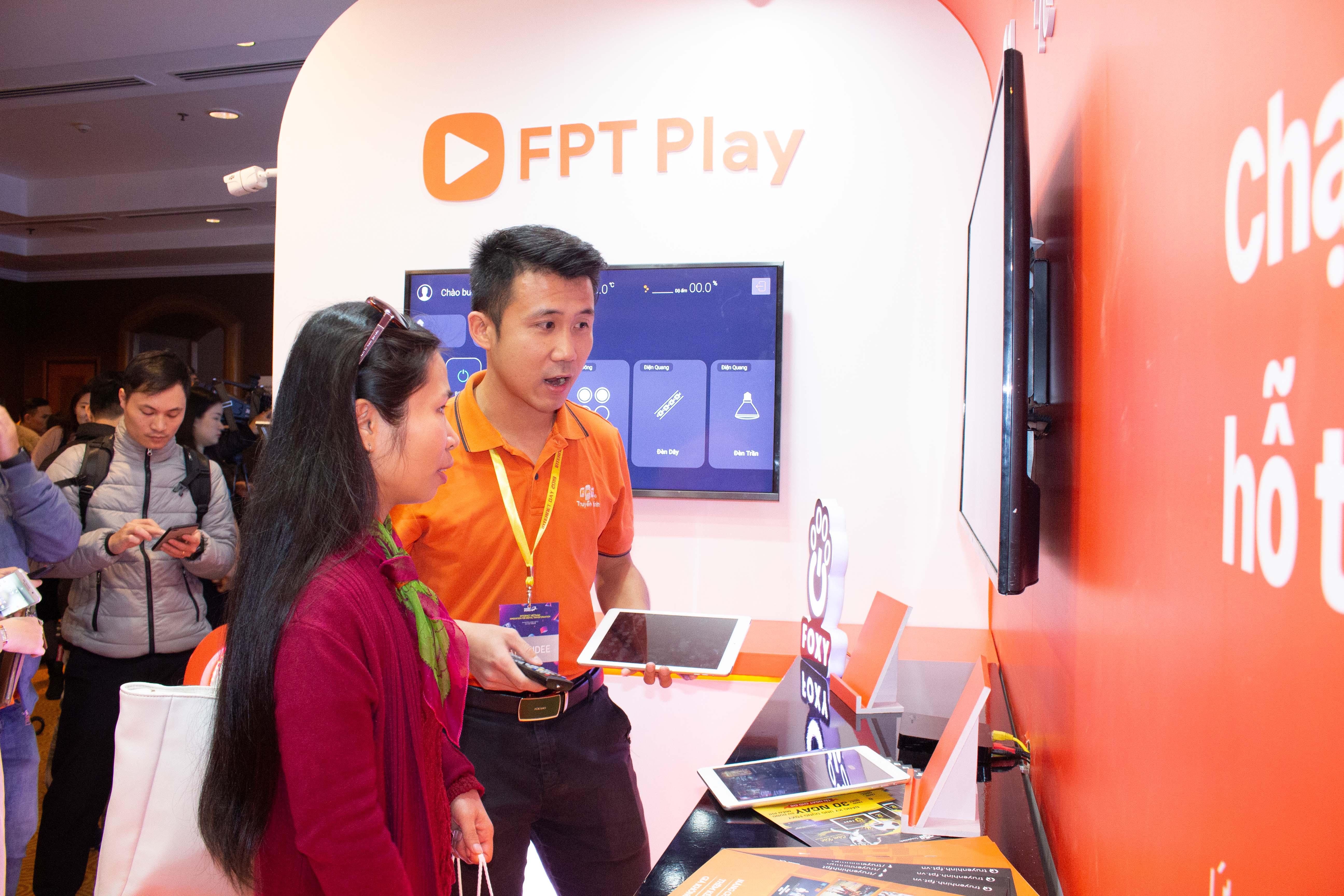  Dành hơn 30 phút tại khu triển lãm của FPT Telecom, chị Lê Minh Thanh - cán bộ Bộ Tài nguyên - Môi trường - thích thú với tính năng giám sát trẻ em của Truyền hình FPT. Với tốc độ phát triển nhanh chóng của xã hội, những ứng dụng tương tác, giám sát trẻ nhỏ như thế này là vô cùng cần thiết.