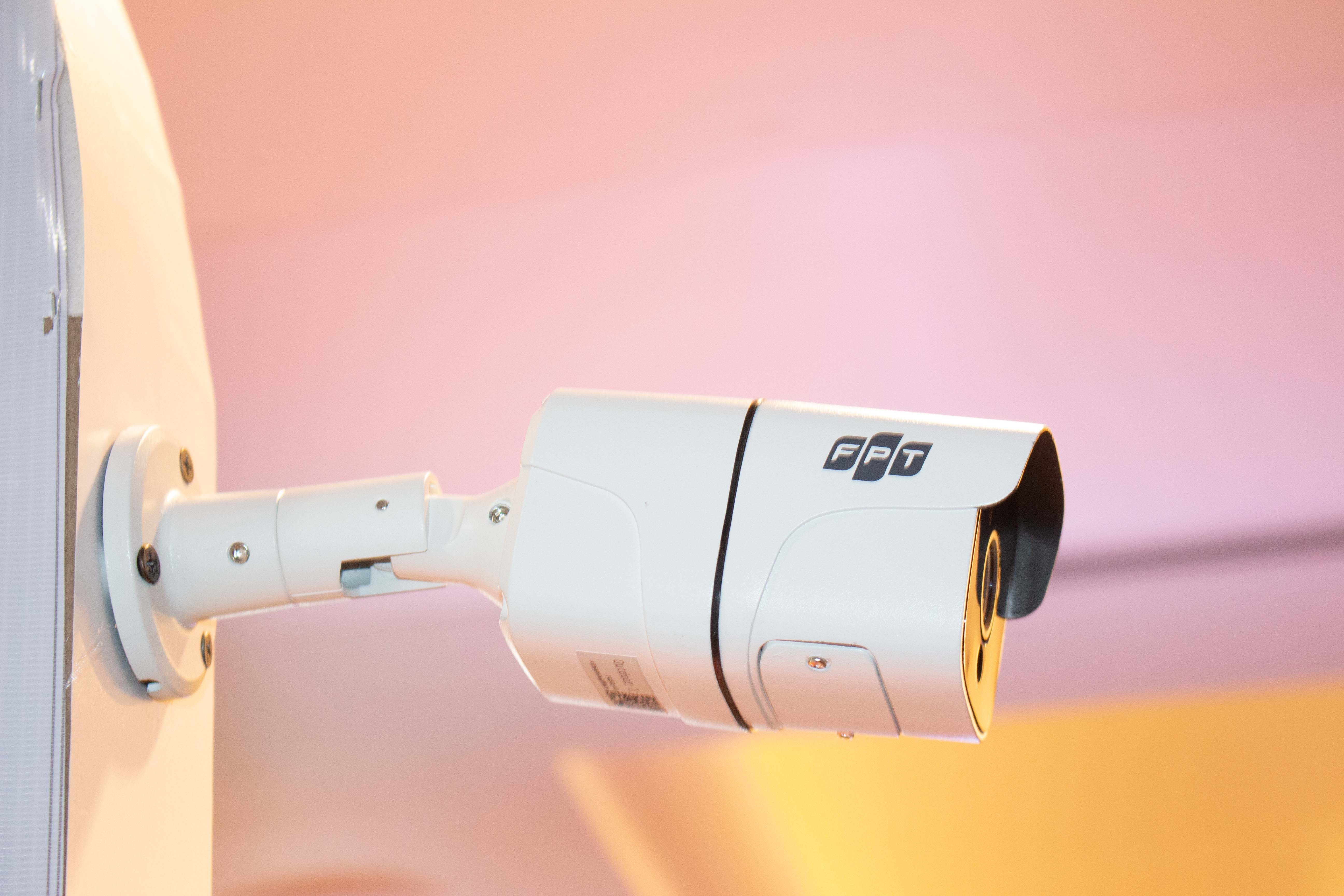  Hình ảnh FPT Camera lần đầu tiên có mặt tại sự kiện Internet Day 2019. "Chất lượng hình ảnh rõ nét", "Thiết kế ưu nhìn", "Tích hợp nền tảng công nghệ mới"... là những câu nói nhận được nhiều nhất tại sự kiện lần này. FPT Camera là sản phẩm Camera Internet đầu tiên có mặt tại sự kiện. Hiện tại, sản phẩm được mở bán chính thức tại 10 tỉnh/thành lớn trên toàn quốc.