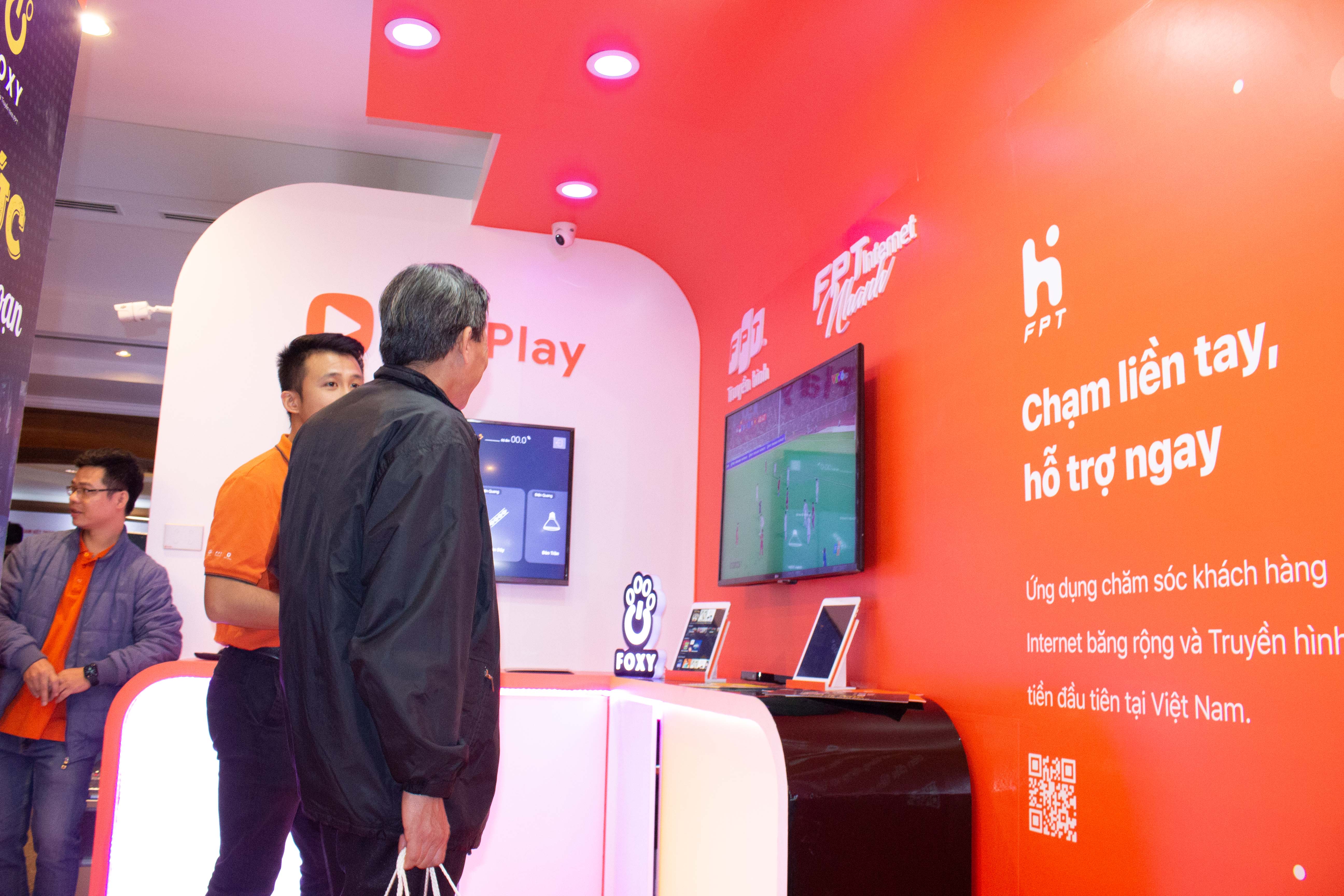  Ông Nguyễn Đức Thuận - CEO Công ty Thương mại Cổ phần Công nghệ Hoàng Anh ấn tượng với sản phẩm dịch vụ của Truyền hình FPT. Là người hoạt động nhiều năm trong lĩnh vực công nghệ, ông nhận đinh: “Việc ứng dụng những công nghệ mới để phát triển nền tảng Truyền hình là điều không dễ dàng. Tuy nhiên, FPT Telecom đang làm tốt điều này với việc tích hợp nhiều nền tảng khách nhau”.