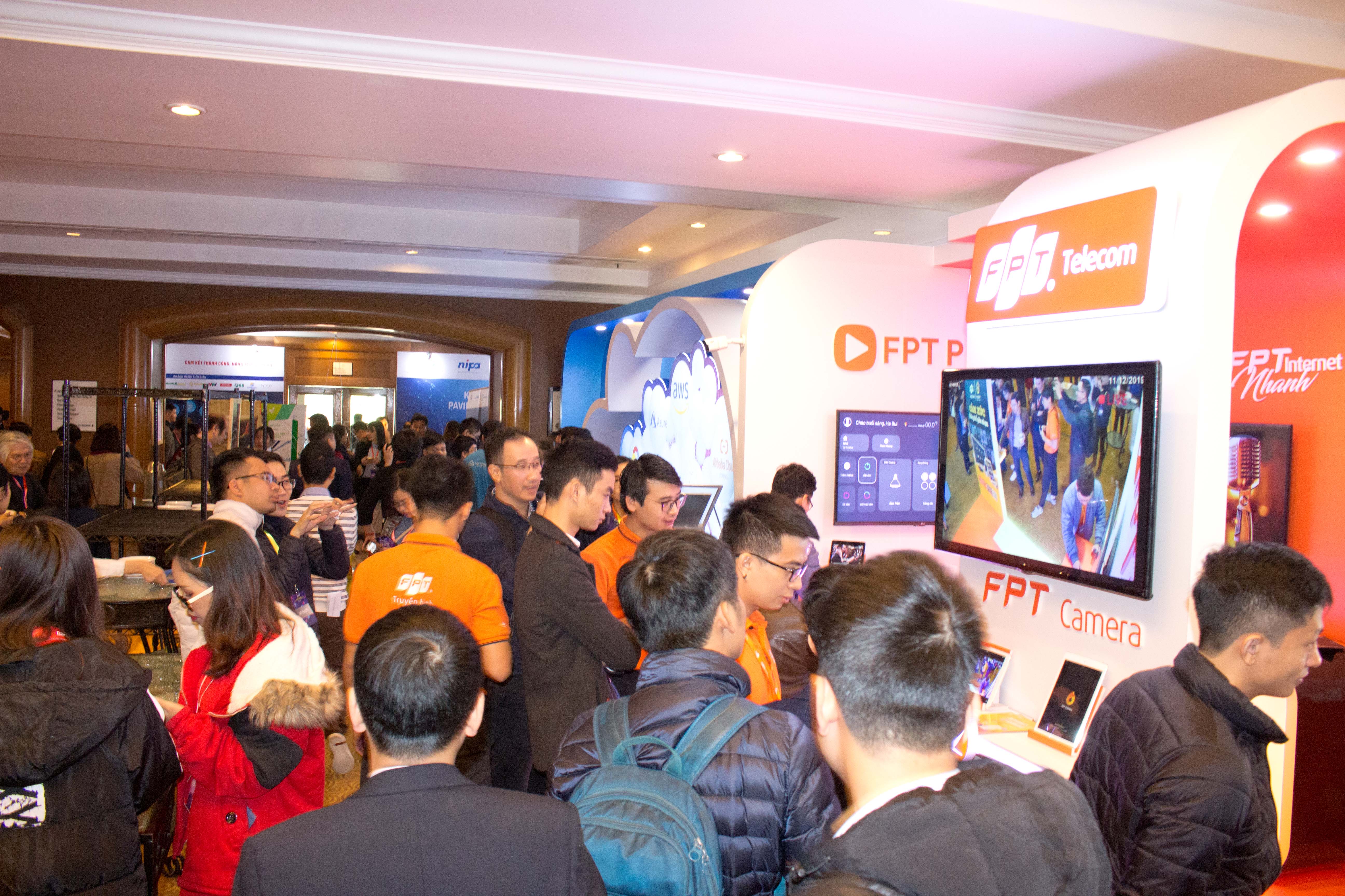  Internet Day là sự kiện thường niên do Hiệp hội Internet Việt Nam chủ trì từ năm 2012 nhằm cổ vũ cho sự phát triển của Internet Việt Nam và kỷ niệm ngày Việt Nam chính thức hòa mạng Internet toàn cầu (ngày 19/11/1997). Internet Day đồng thời là diễn đàn mang tầm cỡ quốc gia để các doanh nghiệp hoạt động trong lĩnh vực Internet, viễn thông trong và ngoài nước, các tổ chức quốc tế về Internet, các cơ quan chính phủ, các nhà quản lý trong lĩnh vực internet/viễn thông, truyền thông, công nghệ thông tin gặp gỡ, trao đổi góp phần tìm ra các giải pháp tối ưu và hiệu quả nhằm thúc đẩy cho sự phát triển chung của internet tại Việt Nam trong thời kỳ mới.