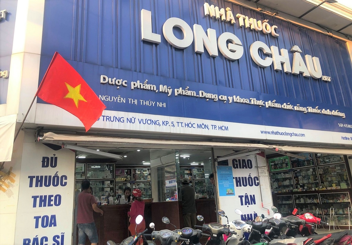 Bên cạnh FPT Shop, các nhà thuốc Long Châu thuộc FPT Retail cũng đã treo cờ Tổ quốc từ sáng sớm.