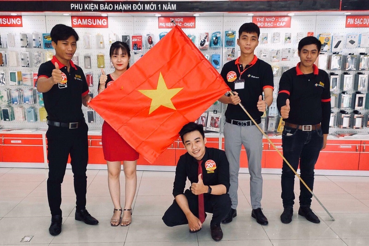 <p> Các CBNV FPT Shop hân hoan chụp hình bên lá cờ Tổ quốc.</p>