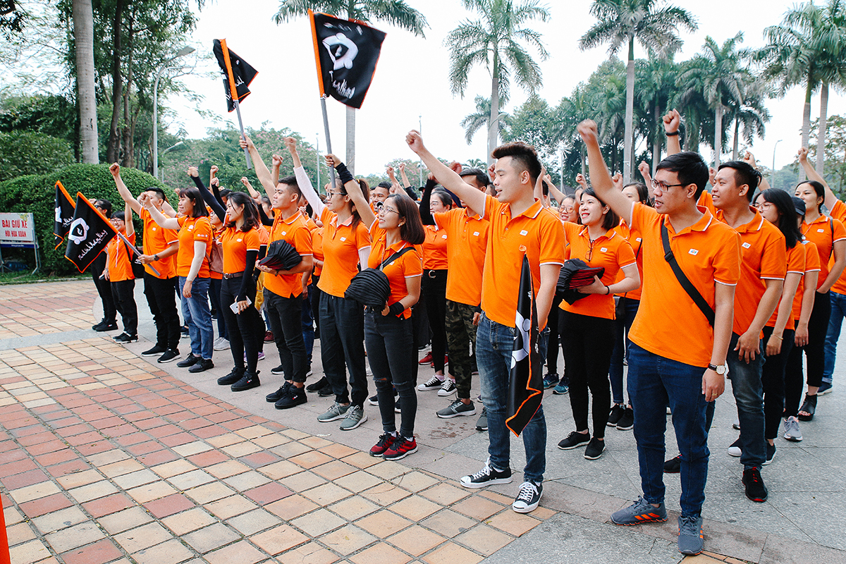  Sáng nay (12/12), gần 100 người làm công tác phong trào FPT Telecom trên toàn quốc đã hội quân về Khu du lịch sinh thái Suối Lương, TP Đà Nẵng để tham gia khóa đào tạo Thủ lĩnh nằm vùng. Đoàn chia thành 5 đội Kim - Mộc - Thủy - Hỏa - Thổ để cùng nhau tranh tài những nội dung hấp dẫn.