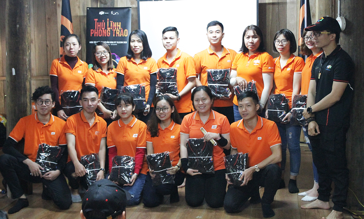  Lần lượt thành viên của 5 đội lên nhận sắc phục và chụp hình lưu niệm. Dịp này, thủ lĩnh phong trào còn cùng nhau hô vang khẩu hiệu của 8 lời hứa danh dự đội ngũ. Trong đó điển hình như luôn mặc sắc phục đội ngũ khi họp, tổ chức hoạt động; luôn giữ phẩm chất trung thực, chân thành với tổ chức; với lãnh đạo cần hiểu rõ, với anh em luôn hết mình...