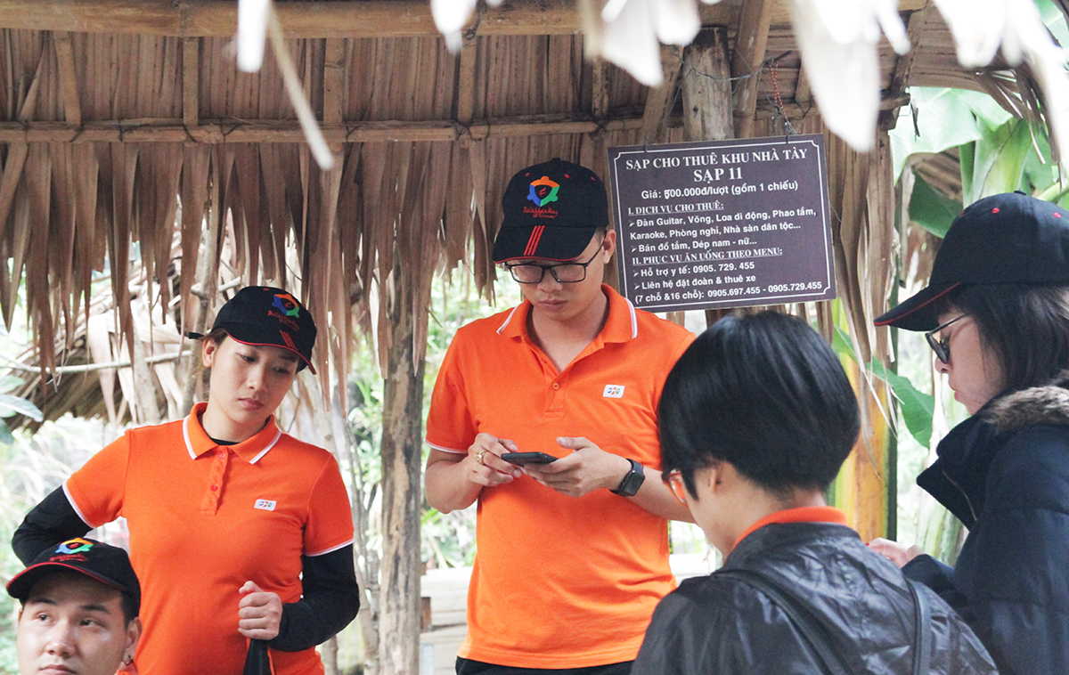  Các thành viên có khoảng 1 tiếng để thảo luận kịch bản và tập luyện trước khi biểu diễn. Ban tổ chức phát sẵn một số dụng cụ để 5 đội sử dụng hóa trang và làm phụ kiện khi diễn.