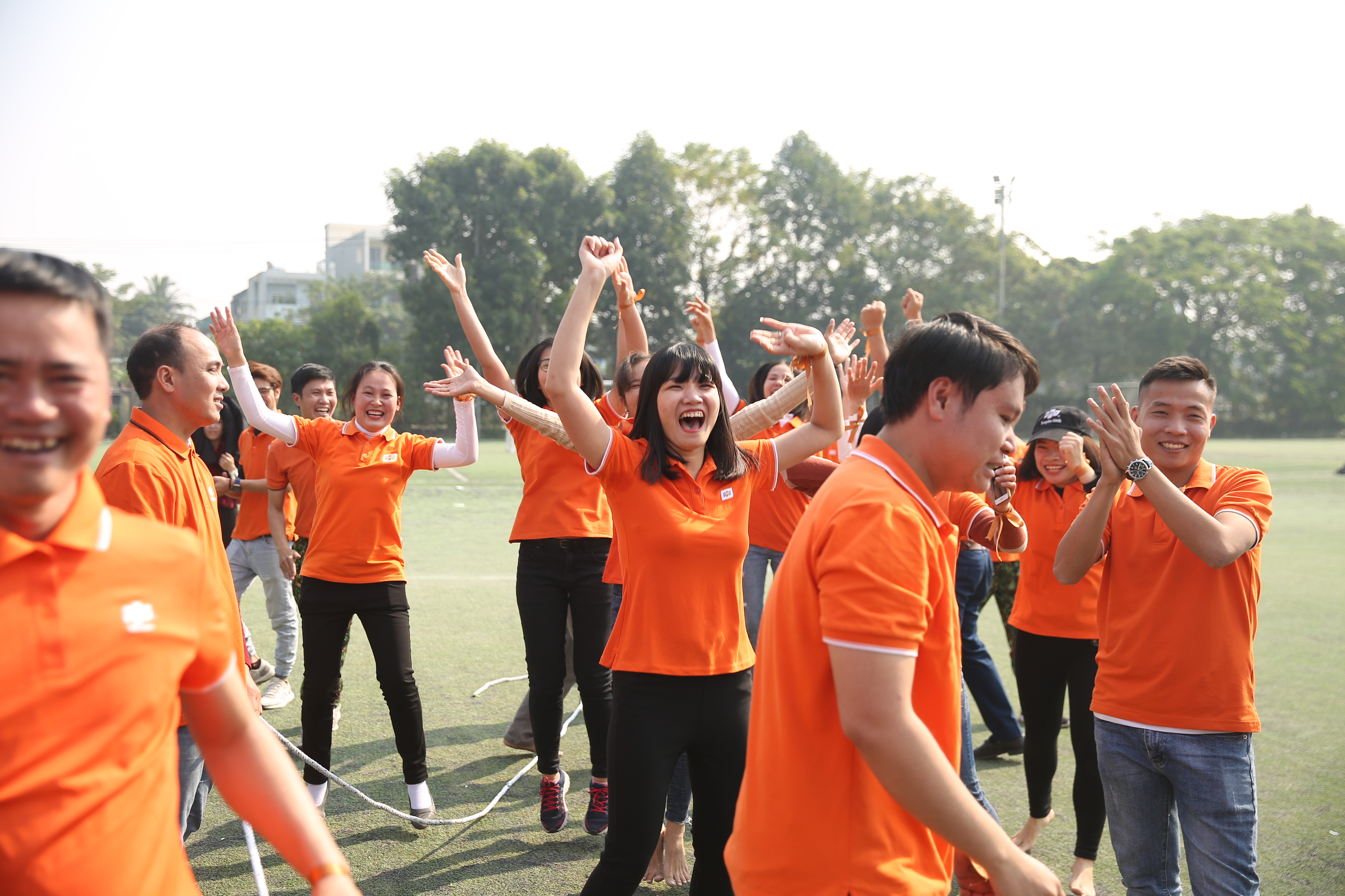  Nguyễn Công Hậu - Phòng Hành chính nhân sự cảm thấy hạnh phúc khi được tham gia sự kiện lần này của chi nhánh. "Qua mỗi lần hoạt động tập thể như thế này, tinh thần làm việc của mọi người sẽ được nâng cao hơn". Trong tuổi mới của chi nhánh, anh Hậu hy vọng mọi người sẽ cùng nhau cố gắng, tăng tốc để thành công.