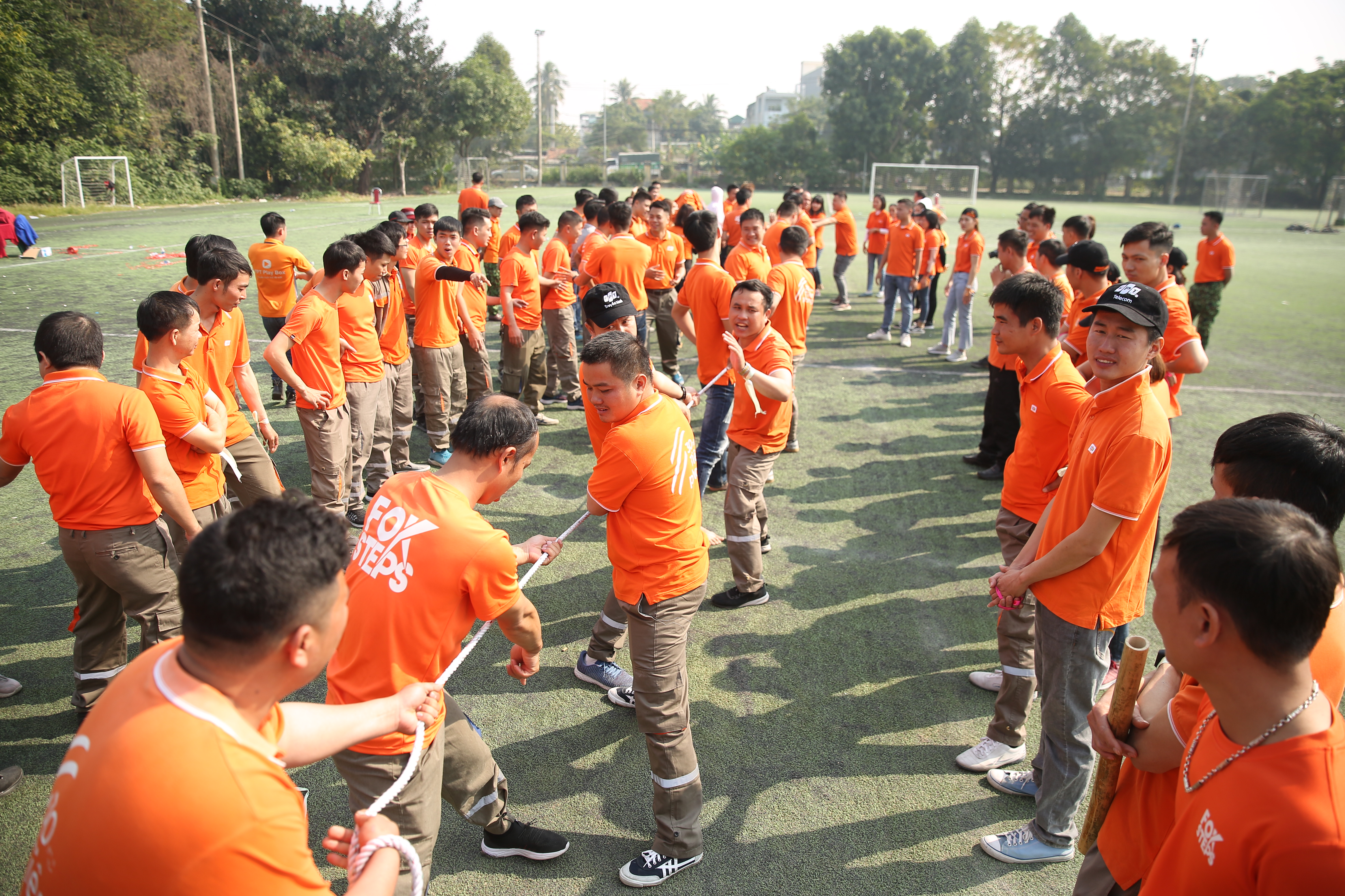  Trò chơi tiếp theo là kéo co. Đây là phần chơi quen thuộc trong các cuộc thi teambuilding để nâng cao tinh thần đoàn kết và sức dẻo dai cho CBNV. Trong trò này, mỗi đội được cử 10 người tham gia, các thành viên còn lại trong nhóm đứng ở khu vực cổ vũ.