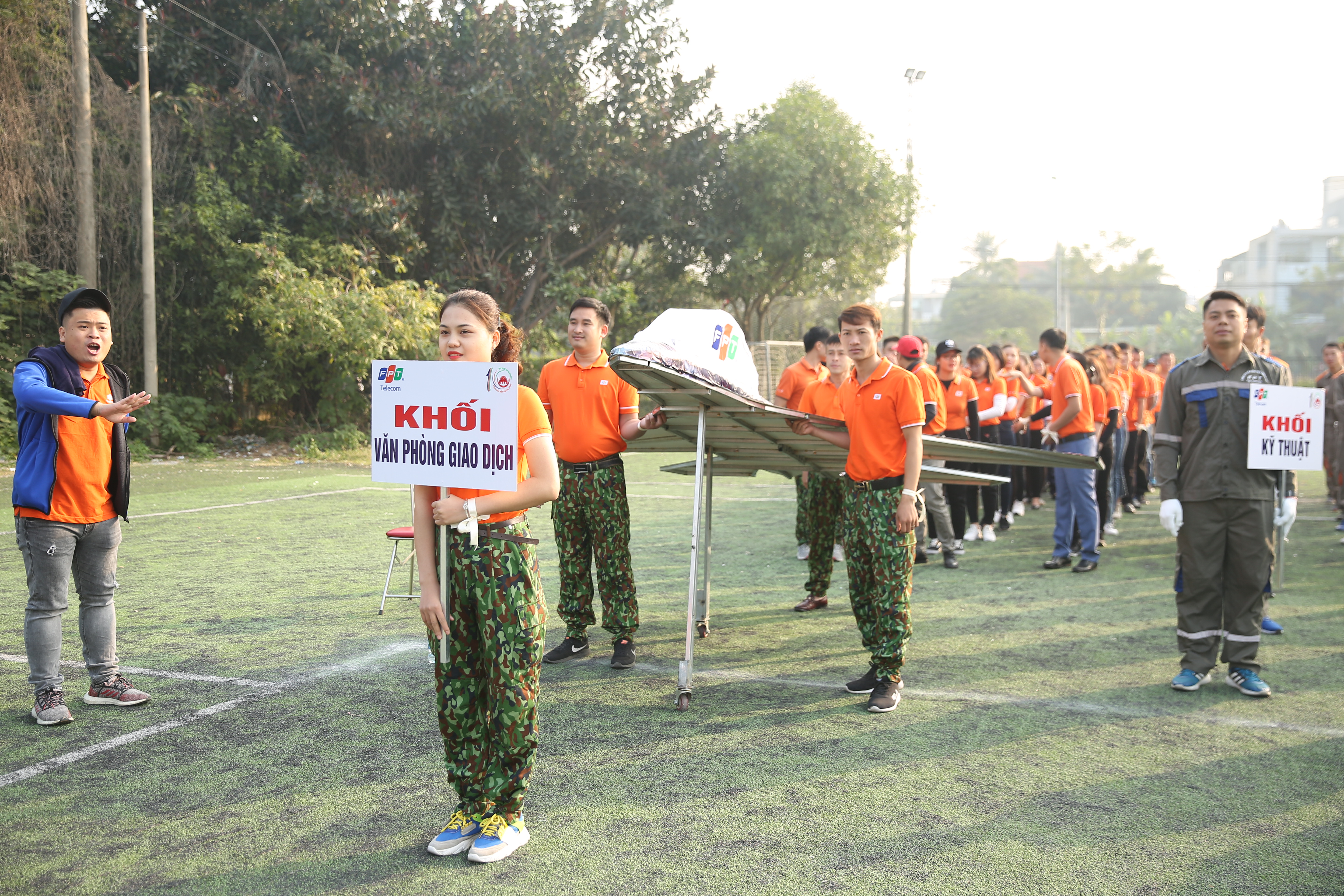  Khối Văn phòng giao dịch (VPGD) tập trung với số lượng đông nhất, trên 60 người. Hình ảnh tàu chiến cùng trang phục rằn ri là biểu tượng khối lựa chọn. Tăng tốc để thành công là khẩu hiệu được các CBNV tại 5 VPGD hô vang trong lễ kỉ niệm. GĐ chi nhánh Thanh Hoá cho biết, đơn vị đang cân nhắc và xây dựng đội ngũ vững chắc tại các văn phòng và hướng đến mở rộng hơn nữa trong thời gian tới.