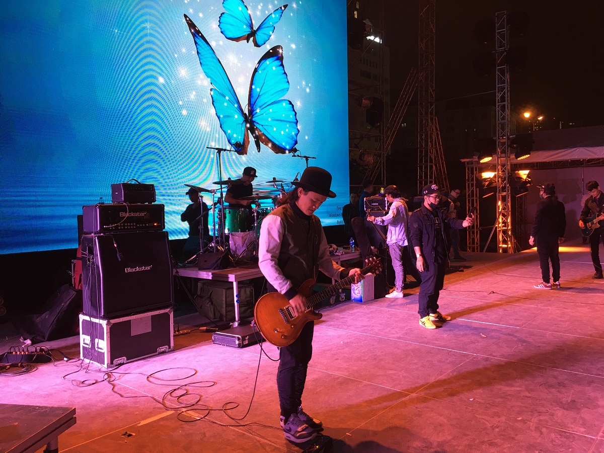 <p> FPT Rockfest quy tụ 4 ban nhạc rock danh tiếng hàng đầu Việt Nam. Tham gia buổi tổng duyệt tối ngày 19/12 gồm có 3 nhóm nhạc: Bức Tường, iTễu, Microwave. Do có lịch ghi hình đột xuất, ban nhạc School of Rock sẽ tổng duyệt vào 16h ngày 20/12.</p>