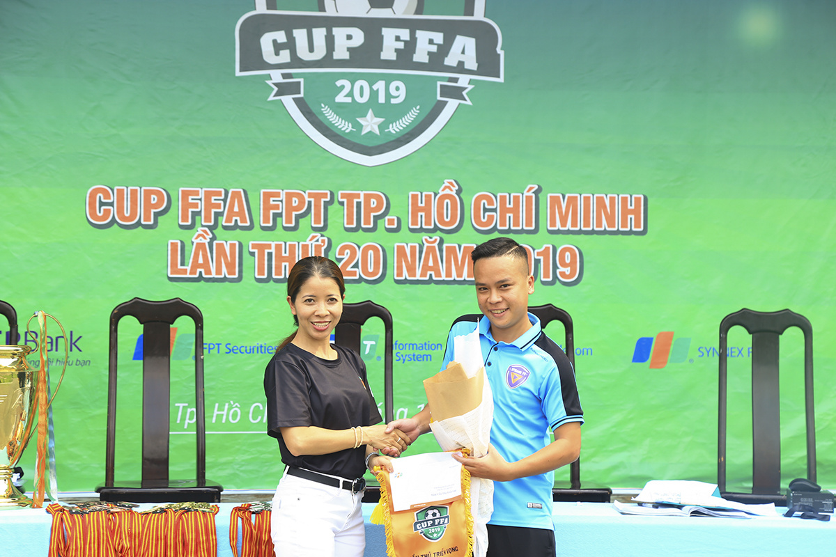 <div style="text-align:justify;"> Cầu thủ số 13 Nguyễn Quang Hải của TP Bank được BTC trao danh hiệu Cầu thủ triển vọng khi được xem là phát hiện thú vị ở mùa giải này.</div>