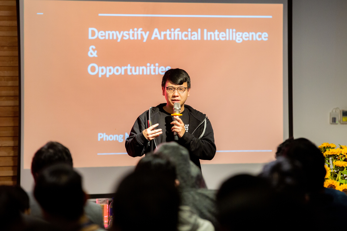 <p class="Normal" style="text-align:justify;"> CAIO Nguyễn Xuân Phong đã mang đến những lí giải gần gũi, dễ hiểu về khái niệm AI và những cơ hội AI cho Việt Nam nói chung và FSOFT nói riêng trong phần “Giải mã AI - Cơ hội nào cho AI Việt Nam”. Anh cũng cho biết, một số sản phẩm như akaDoc hay Deep Clinic của FPT Software đã sửu dụng ứng dụng AI, trong năm tới, CodeLearn - hệ thống dạy code online cũng sẽ đưa AI vào phát triển hệ thống.</p>