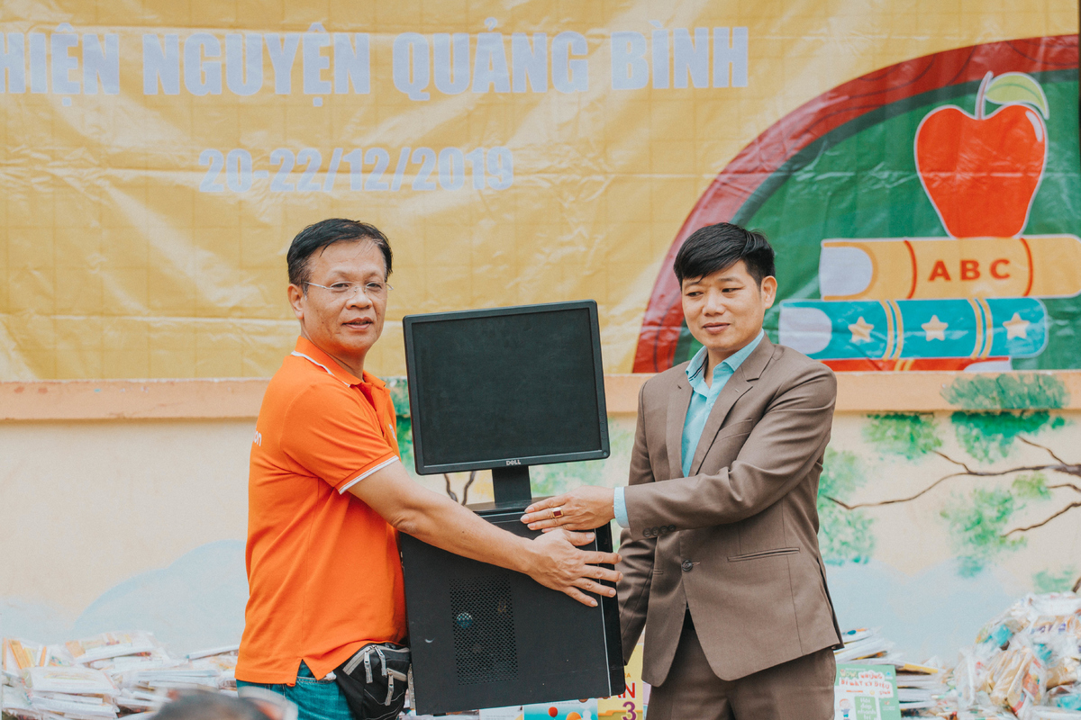 <p> Anh Phạm Hùng, Chủ tịch Công đoàn FPT Software trao những món quà cho nhà trường.</p>