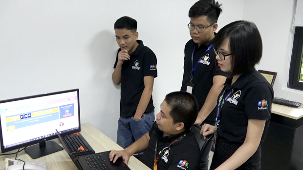 Nền tảng CodeLearn được chuyên gia công nghệ FPT Cao Văn Việt và các cộng sự phát triển từ năm 2018. Hệ thống Codelearn có 3 tính năng lớn là cung cấp khóa học giúp người lập trình nâng cao trình độ; tổ chức thi và rèn luyện qua các bài tập ở nhiều cấp độ; xếp hạng người dùng qua từng thời gian. Để thiết lập CodeLearn cần ứng dụng nhiều công nghệ mới như compiler, AI, docker, AWS… Nền tảng hỗ trợ người dùng sử dụng 5 loại ngôn ngữ lập trình gồm C++, Java, Js, Python và C#. Bên cạnh đó, để đáp ứng lượng người truy cập lớn, CodeLearn sử dụng kiến trúc trên nền tảng cloud AWS, cùng công nghệ chat, notify… Sau nửa năm hoạt động, CodeLearn có 10.000 người đăng ký sử dụng trên toàn cầu. Trong quá trình vận hành, CodeLearn nhận nhiều đánh giá tốt. Trong đó, người dùng hài lòng do IDE của hệ thống thân thiện, tốc độ cao, có các khóa học tiếng Việt, sự kiện đa dạng… Đến nay CodeLearn đã tổ chức hơn 20 cuộc thi cho học viên Fresher academy; 3 cuộc thi ra các trường ĐH FPT, ĐH Giao thông vận tải ĐH Quy Nhơn và hơn 10 trường đại học tại TP HCM. Trong nội bộ FPT Software, nền tảng là nơi tổ chức thi lập trình cho gần 600 CBNV.