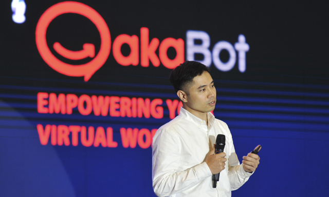  Sản phẩm akaBot là một RPA platform (Robotic Process Automation - Tự động hóa quá trình robot), giúp tự động hóa quy trình nghiệp vụ mà không tác động đến hệ thống IT hay đổi các tác nghiệp của doanh nghiệp. akaBot do anh Bùi Đình Giáp và cộng sự phát triển. Sản phẩm gồm ba thành phần, trong đó akaBot Studio dành cho người không biết lập trình có thể tự thiết kế hệ thống bằng cách kéo thả. akaBot Center dành cho operator có chức năng tạo lập hệ thống vận hành, điều phối và akabot Agent tự động thực thi các quy trình nghiệp vụ đã được thiết kế, có thể chạy được cả trên máy ảo, máy local PC. Hiện akaBot có khả năng thay thế mọi công việc khối back office. Sản phẩm hoạt động từ tháng 7/2018 tại các bộ phận hỗ trợ của FPT Software. Ngoài ra, akaBot được sử dụng tại một số công ty của Việt Nam, Nhật Bản, Hàn Quốc, Đài Loan, châu Âu. Mới đây, akaBot đã ký được hợp đồng license lớn nhất FPT đến thời điểm này. 