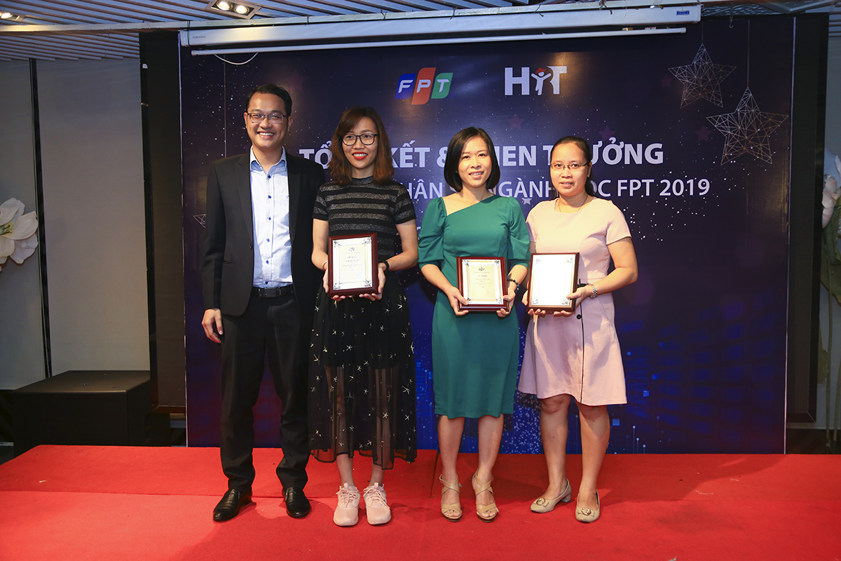  Giải thưởng "Cán bộ quản lý cán bộ xuất sắc" đã tôn vinh 10 cá nhân đến từ các đơn vị FPT Education, FPT IS, FPT Telecom, FPT Online, FPT Retail và Synnex FPT. Gia nhập FPT từ năm 2016, đây là lần thứ 3 chị Vũ Nữ Mai Phương (FPT Telecom, thứ 2 bên trái) nhận được danh hiệu này.