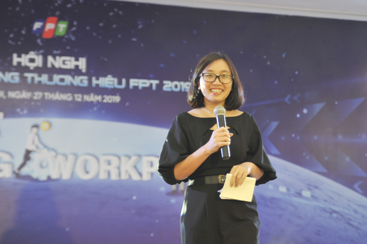 <p class="Normal"> Giám đốc Truyền thông FPT Bùi Nguyễn Phương Châu là người dẫn dắt toàn bộ hội nghị. </p>