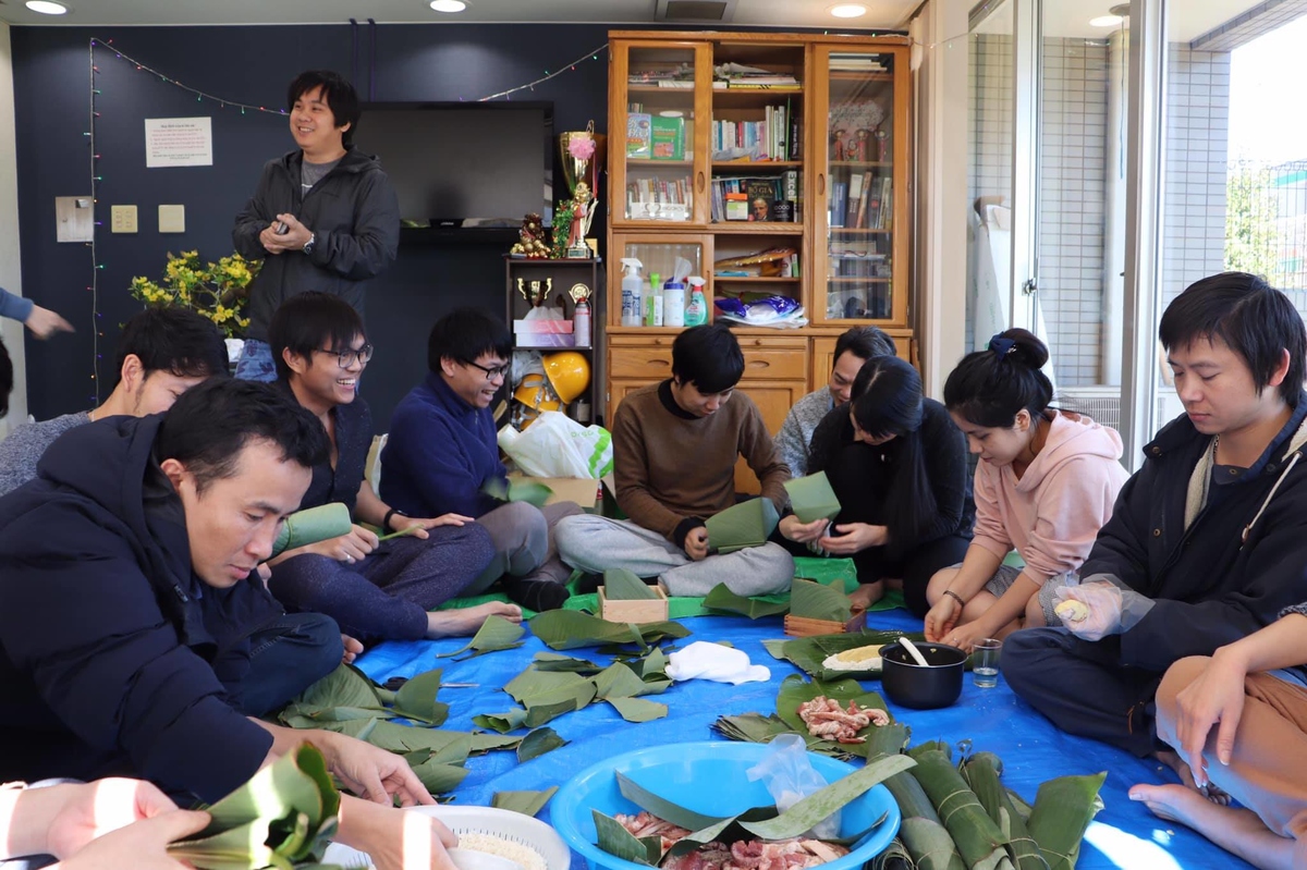 <p class="Normal"> Ngày 28/12, hơn 30 nhân viên FPT tại Nhật Bản tham gia chuẩn bị tết. Trong không khí tết cổ truyền, mọi người cùng quây quần gói bánh chưng. Mỗi người một nhiệm vụ rửa lá, ngâm gạo đỗ, nêm thịt, gói bánh. Những tiếng nói cười luôn rộn ràng.</p>