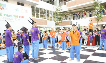 Sinh viên FPT đấu cờ người bằng Vovinam ở ngày hội Thể thao Trí tuệ