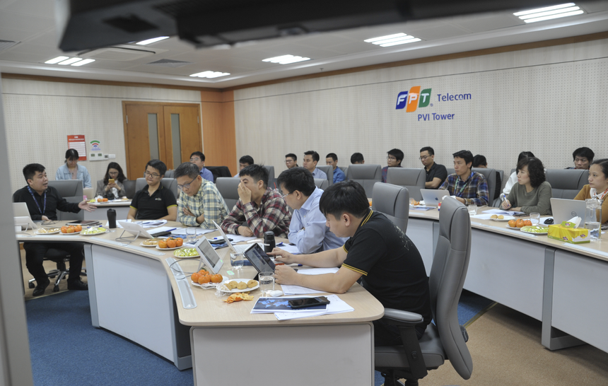 <p class="Normal" style="text-align:justify;"> Cao Văn Việt - tác giả sản phẩm Code Learn cảm thấy thoải mái khi hoàn thành phần bảo vệ trước hội đồng: "Tất cả những gì muốn nói về ứng dụng học lập trình online đều được trình bày hết nên không còn gì hối tiếc". Anh Việt ấn tượng với những câu hỏi về "sự khác biệt của sản phẩm khi mang ra thị trường" của BGK. Đây cũng là điều mà Cao Văn Việt cùng các đồng đội đang nghiên cứu.</p> <p class="Normal" style="text-align:justify;"> Theo đó, hệ thống Codelearn có 3 tính năng lớn là cung cấp khóa học giúp người lập trình nâng cao trình độ; tổ chức thi và rèn luyện qua các bài tập ở nhiều cấp độ; xếp hạng người dùng qua từng thời gian. Để thiết lập CodeLearn cần ứng dụng nhiều công nghệ mới như compiler, AI, docker, AWS… Nền tảng hỗ trợ người dùng sử dụng 5 loại ngôn ngữ lập trình gồm C++, Java, Js, Python và C#. Đối với anh Việt, Codelearn đang giải quyết được nhiều bài toán cho người học, nhà tuyển dụng và câu chuyện thương hiệu cho tổ chức.</p>