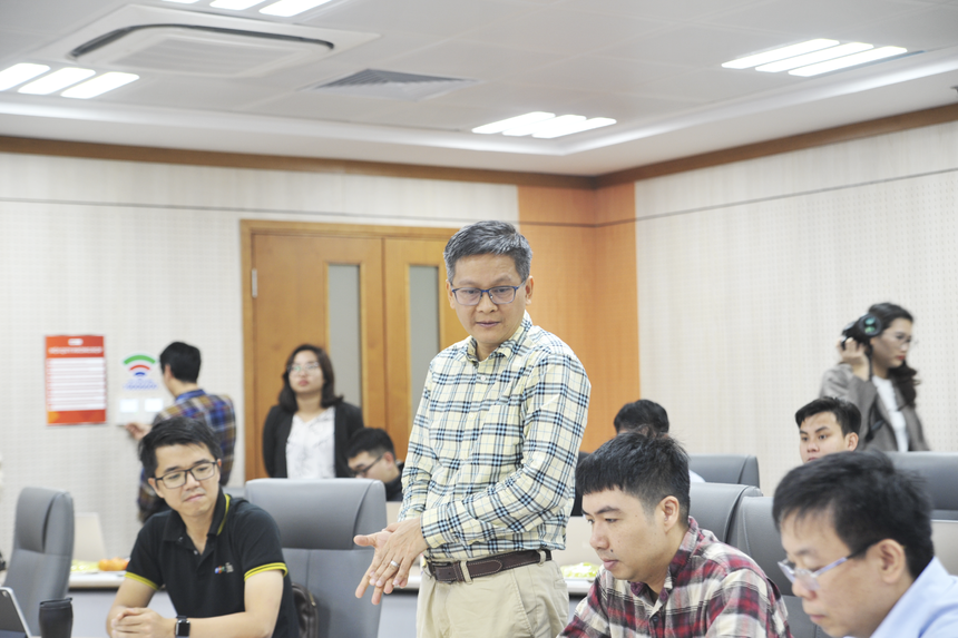<p class="Normal" style="text-align:justify;"> Trong vòng Bán kết, có 10 giám khảo tham gia chấm thi: GĐ FUNiX Phan Phương Đạt; GĐ Công nghệ Tập đoàn Lê Hồng Việt; PTGĐ FPT Telecom Vũ Anh Tú; PGĐ Công nghệ FPT IS Đào Gia Hạnh; GĐ Công nghệ FPT Online Nguyễn Lộc Vũ; Viện trưởng Viện nghiên cứu Công nghệ FPT Trần Thế Trung; GĐ Ban Đảm bảo Năng lực công nghệ FPT Software Bùi Vĩnh Thắng; TBT Báo Chungta Nguyễn Thanh Tú; Giám đốc Học viện số FPT Lê Hùng Cường và chị Bùi Thị Vân Anh - Ban Tài chính Kế toán.</p> <p class="Normal" style="text-align:justify;"> Mở đầu, anh Phan Phương Đạt - GĐ FUNiX chia sẻ một số quy tắc cho đội ngũ BGK và các thí sinh. Theo đó, mỗi đội có 20 phút cho toàn bộ phần thi: 10 phút trình bày cùng 10 phút cho phần hỏi. BGK chấm điểm theo thang điểm từ 1 đến 5. Hai đội giành được số điểm cao nhất từ BGK sẽ là đội vào vòng Chung kết (diễn ra ngày 8/1).</p>