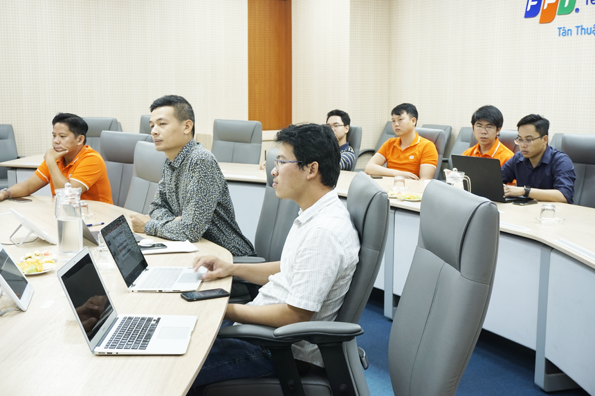 <p class="Normal" style="text-align:justify;"> Vũ Xuân Phát - Trung tâm Triển khai và Phát triển hạ tầng phía Nam (FPT Telecom), tác giả của giải pháp số hoá quản lý hạ tầng viễn thông, tiết lộ sáng tạo tham dự iKhiến thực chất là dự án hợp tác của nhiều đơn vị, nên việc xây dựng các bậc quản trị gặp nhiều khó khăn.</p> <p class="Normal" style="text-align:justify;"> “Hôm nay chúng tôi rất vui vì đã trình bày tốt, các đội đều có thế mạnh và được đánh giá cao. Đến nay, chúng tôi cảm thấy may mắn khi mỗi bước đi đều có sự ủng hộ của lãnh đạo. Nếu được vào chung kết, tôi nghĩ cả nhóm sẽ cần chuẩn bị nhiều, áp lực và vất vả hơn", anh Phát bày tỏ.</p>