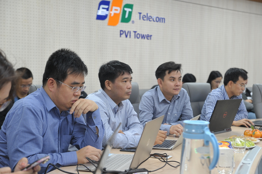 <p class="Normal" style="text-align:justify;"> Bán kết iKhiến thu hút nhiều khán giả từ các đơn vị đến theo dõi. Anh Nguyễn Hồng Phương - FPT Telecom bày tỏ sự tự tin về cơ hội đi tiếp của sản phẩm Hi FPT.</p> <p class="Normal" style="text-align:justify;"> Gala Chung kết iKhiến 2019 sẽ diễn ra ngày 8/1 với hai đội xuất sắc vượt qua vòng Bán kết. </p>