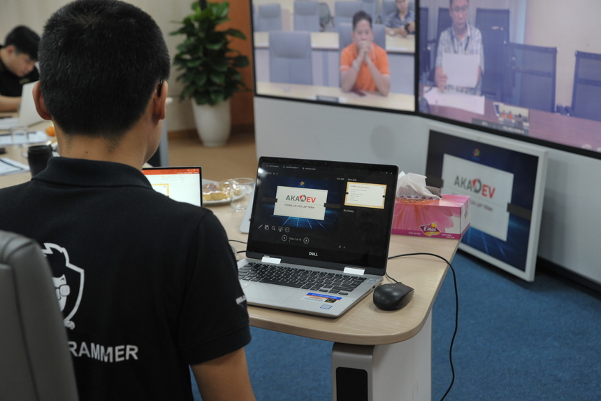 <p class="Normal" style="text-align:justify;"> Nền tảng akaDev là sáng tạo của anh Lê Anh Dũng (FHO.PID, FPT Software) là sản phẩm đầu tiên dự thi. Từ nền tảng akaDev có thể triển khai nhanh một ứng dụng web bất kỳ, không phải code tay và đảm bảo chất lượng đồng đều. Có akaDev, thay vì mất 2 đến 3 ngày để code một web ứng dụng, thời gian rút ngắn xuống chỉ còn 2 đến 3 tiếng. Năng suất lao động tăng từ 50 đến 70%.<br /> Đi vào hoạt động lần đầu tiên từ tháng 4/2018, đến nay đã có 4/5 dự án được xây dựng hoàn thành từ nền tảng akaDev như hệ thống tuyển dụng của FPT Japan, hệ thống quản lý SME của FPT Software, hệ thống quản lý dịch vụ nội bộ của tập đoàn - SSC Portal.</p> <p class="Normal" style="text-align:justify;"> Là sản phẩm dự thi đầu tiên nên anh Dũng khá hồi hộp. Anh hy vọng với những nỗ lực của các thành viên trong nhóm, sản phẩm sẽ phục vụ được 200 dự án trên toàn FPT Software trong năm 2020.</p>