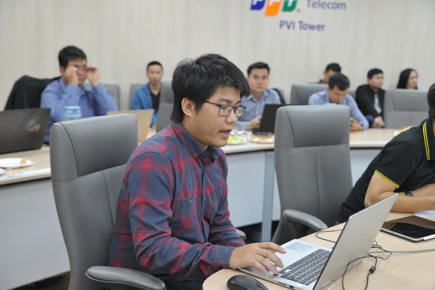 <p class="Normal" style="text-align:justify;"> Sản phẩm tiếp theo là Auto Network Operation của tác giả Nguyễn Thành Công và đội nhóm đến từ Trung tâm An ninh Mạng FPT Telecom. Trước khi bắt đầu trình bày, anh Công khá lo lắng khi đại diện cho nhóm trình bày trong một cuộc thi với nhiều sản phẩm 'khủng' Tập đoàn. Tuy nhiên, anh Công vẫn tự tin với sáng tạo của đội.</p> <p class="Normal" style="text-align:justify;"> Sản phẩm được xây dựng nhằm thu thập, phân tích, kiểm thử và chủ động báo cáo cũng như khắc phục sai sót của hệ thống mạng, nhằm duy trì chất lượng và độ ổn định của hoạt động hệ thống. Khi đưa vào sử dụng, hệ thống đã giúp nhận diện và xử lý hơn 30.000 tác vụ/ngày liên quan đến hiệu chỉnh thông số hệ thống; tự động hóa và giảm yêu cầu cần hỗ trợ 35% trên tổng số lượng yêu cầu từ khách hàng; Tiết kiệm được 100 nhân lực vận hành. Hệ thống rút ngắn thời gian triển khai 20 lần, rút ngắn thời gian thay đổi cấu hình 6 lần. Những điều này giúp tăng ổn định dịch vụ và nâng cao sự hài lòng của khách hàng.</p>