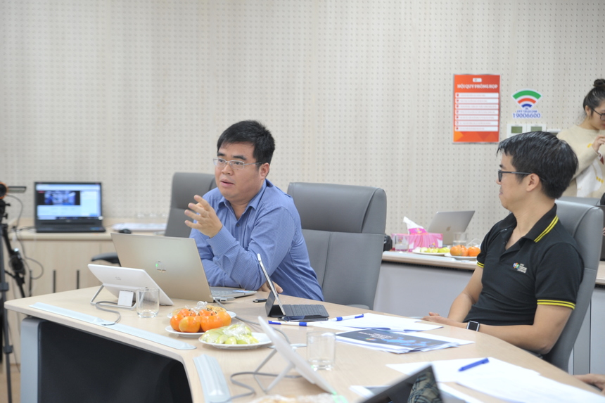 <p class="Normal" style="text-align:justify;"> Một trong những đối thủ nặng ký là FPT.eSignCloud - FPT IS. Đây là giải pháp chữ ký số điện tử cá nhân đầu tiên và duy nhất tính tới nay tại Việt Nam. Hệ thống giúp việc ký hợp đồng, duyệt văn bản không phụ thuộc không gian và thời gian, đảm bảo tính xác thực, toàn vẹn dữ liệu. Đồng thời tạo ra dịch vụ mới, giúp FPT mở thị trường riêng.</p> <p class="Normal" style="text-align:justify;"> Bước vào vòng Bán kết, anh Lê Việt Cường - GĐ Trung tâm Chuyển đổi số Công cộng của FPT IS tỏ vẻ lo lăng trước nhiều ứng cử viên sáng giá như akaBot hay Hi FPT 5.0. Trải qua 20 phút ứng biến trước các giám khảo, anh cũng thở phào nhẹ nhõm: "Ở đâu có chuyển đối số, ở đó có chữ ký số". Sau 6 tháng triển khai, các tổ chức tài chính và ngân hàng ứng dụng sản phẩm gồm: FE Credit, Home Credit, Easy Credit và OCB…</p>