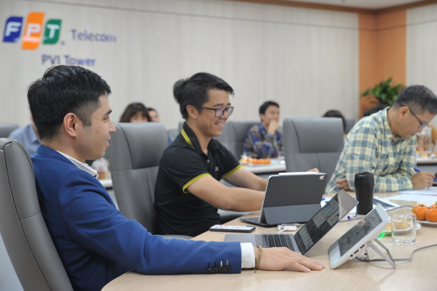 <p class="Normal" style="text-align:justify;"> Thoải mái, nhẹ nhàng là những từ khoá để diễn tả cảm xúc của anh Bùi Đình Giáp - Dự án akaBot (FPT Software). Điều tiếc nuối trong phần thuyết trình là cách thức bán hàng mở rộng và bán hàng trong năm 2020 anh Giáp vẫn chưa nói được nhiều, vì còn phụ thuộc nhiều yếu tố thời gian và kết quả triển khai năm 2019.</p> <p class="Normal" style="text-align:justify;"> Theo đó, akaBot là một RPA platform (Robotic Process Automation - Tự động hóa quá trình robot), giúp tự động hóa quy trình nghiệp vụ mà không tác động đến hệ thống IT hay đổi các tác nghiệp của doanh nghiệp. Sản phẩm gồm ba thành phần, trong đó akaBot Studio dành cho người không biết lập trình có thể tự thiết kế hệ thống bằng cách kéo thả. akaBot Center dành cho operator có chức năng tạo lập hệ thống vận hành, điều phối và akaBot Agent tự động thực thi các quy trình nghiệp vụ đã được thiết kế, có thể chạy được cả trên máy ảo, máy local PC. Hiện akaBot có khả năng thay thế mọi công việc khối back office.</p>