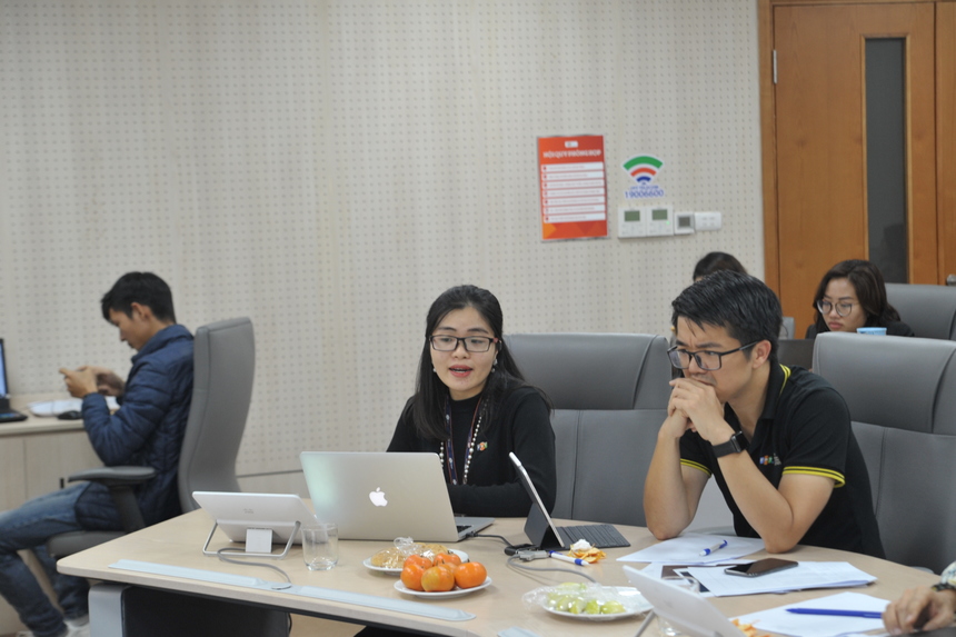 <p class="Normal" style="text-align:justify;"> Sản phẩm cuối cùng là Hi FPT 5.0 - một "siêu ứng dụng thông minh" với những tính năng vượt trội hướng đến người dùng. Chỉ với smart phone, tất cả người tiêu dùng thực hiện kiểm soát, quản lý chất lượng, dịch vụ và nội dung Internet FPT. Hi FPT 5.0 có nhiều cải tiến vượt trội như được trang bị lớp bảo mật mạnh mẽ tiện lợi như Face ID, PIN, Touch ID; Thực hiện việc Giám sát trẻ em; Thanh toán Online, Đăng ký dịch vụ Online và nhận hỗ trợ tức thì qua Chatbox...</p> <p class="Normal" style="text-align:justify;"> So với lần trình bày trước, chị Trần Diệu Ly - đội dự án phát triển Hi FPT - hồi hộp hơn nhiều vì có nhiều "chiến tướng" tham gia. "Hôm nay, có quá nhiều thứ để trình bày nhưng thời gian hạn hẹp nên đội chưa thể hiện được nhiều, đặc biệt là màn trải nghiệm thử sản phẩm", chị Ly nói.</p> <p class="Normal" style="text-align:justify;"> Với Hi FPT, triển khai từ tháng 10/2019, sản phẩm đã tiết kiệm được 38 nhân sự chăm sóc khách hàng; Tiếp cận được 74.707 khách hàng tiềm năng, chưa sử dụng dịch vụ của FPT Telecom.</p>