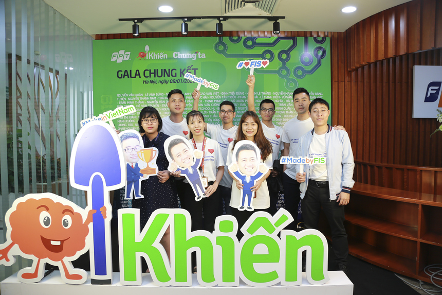 <p class="Normal" style="text-align:justify;"> Ngày 8/1, trận chung kết iKhiến mùa 3 đã diễn ra tại tầng 13 tòa nhà FPT, Cầu Giấy, Hà Nội. Hai sáng tạo tranh tài trong vòng chung kết là nền tảng akaBot của tác giả Bùi Đình Giáp cùng các cộng sự FPT Software và FPT.Fortuna của nhóm tác giả Phạm Minh Tuấn, Mỵ Duy Long cùng các đồng nghiệp FPT IS. Gần 1 tiếng trước khi diễn ra cuộc thi, các cổ động viên của FPT IS đã có mặt tại hội trường với lực lượng đông đảo để cổ vũ cho đội nhà. </p>