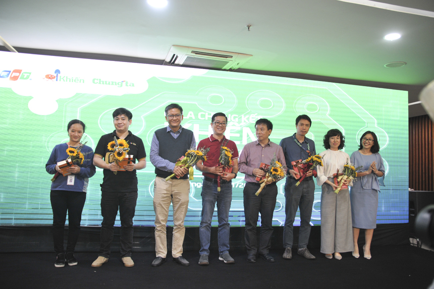 <p class="Normal" style="text-align:justify;"> Đồng hành cùng chặng đường iKhiến mùa 3 không thể không nhắc tới các vị giám khảo đã luôn làm việc công tâm để tìm ra 2 sản phẩm vào chung kết.</p> <p class="Normal" style="text-align:justify;"> Ở vòng chung kết, các giám khảo sẽ được tạm gác lại công việc chấm điểm của mình do hội đồng thẩm định được lựa chọn ngẫu nhiên bởi Chủ tịch FPT. Năm nay, 5 giám khảo được chọn gồm: Chủ tịch FPT Trương Gia Bình, Phó Chủ tịch FPT Bùi Quang Ngọc, TGĐ Nguyễn Văn Khoa, Chủ tịch ĐH FPT Lê Trường Tùng và chuyên gia khách mời<span> Nguyễn Nhật Quang - Phó Chủ tịch, Viện trưởng Viện Khoa học Công nghệ VINASA.</span></p>