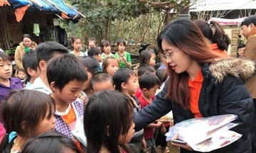 Nhà Phân phối trao yêu thương tới học sinh nghèo Phú Sơn