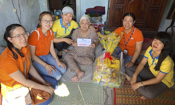 'Cáo' Bình Thuận trao Tết yêu thương cho người già neo đơn