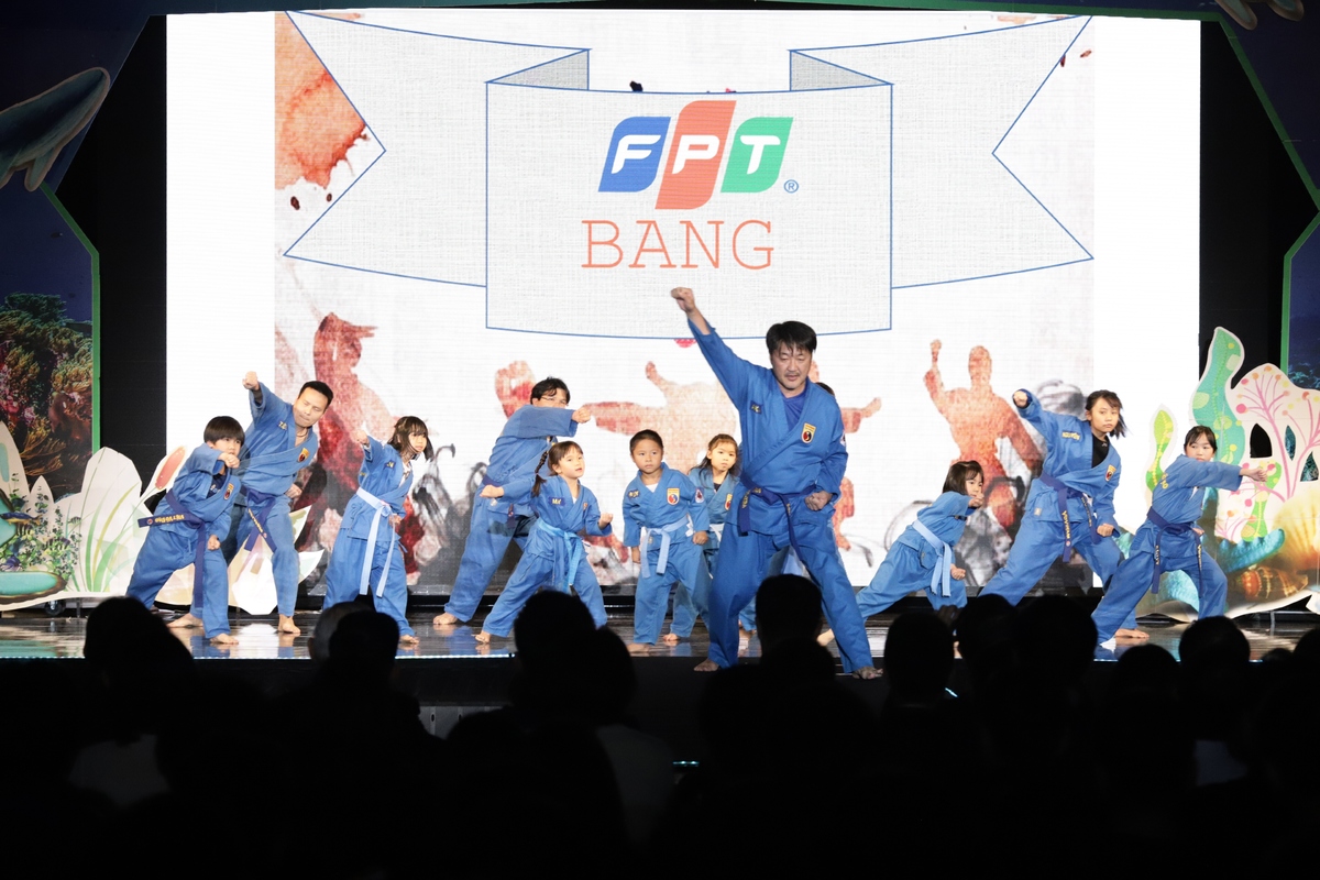 <p style="text-align:justify;"> Lễ tổng kết hoạt động kinh doanh của FPT Japan bắt đầu từ 15h (13h Việt Nam) ngày 11/1 tại Tokyo. Mở đầu chương trình, tiết mục múa võ Vovinam do FPT Small biểu diễn khiến nhiều người bất ngờ. Các học viên thuộc độ tuổi từ 4 tuổi rưỡi đến 10 tuổi. </p>